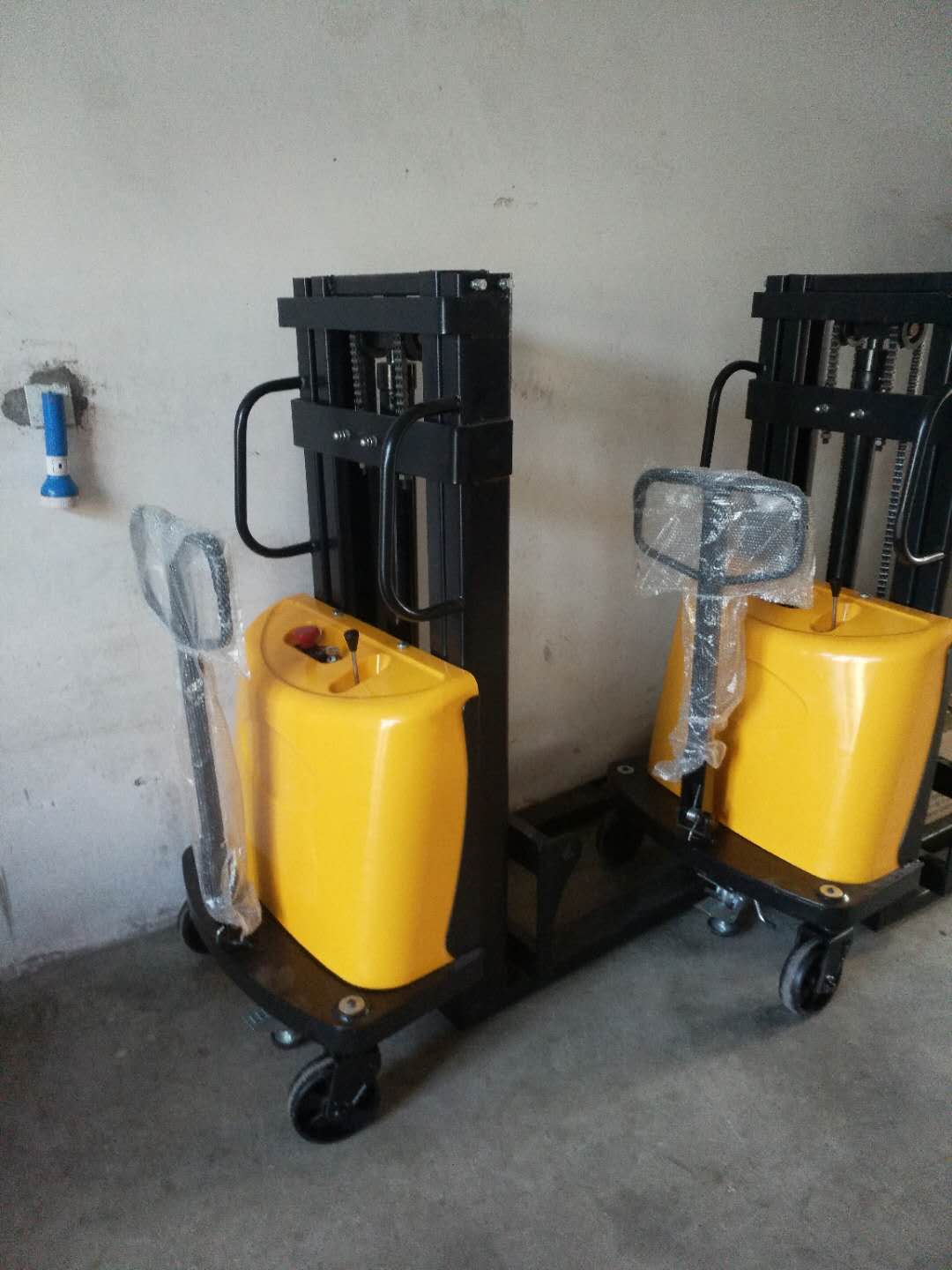 Stacker Hidrolik dan Elektrik  - Hydraulic Car Lift ulasan dan harga